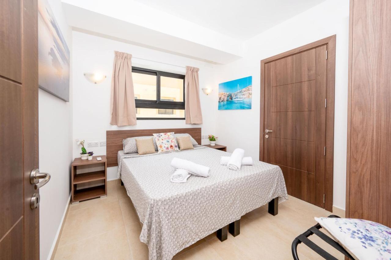Islet Promenade Seafront Apartment With Large Corner Terrace By Getawaysmalta Bahía de San Pablo Exterior foto